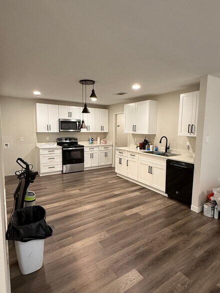Building Photo - 9142 Village Brown