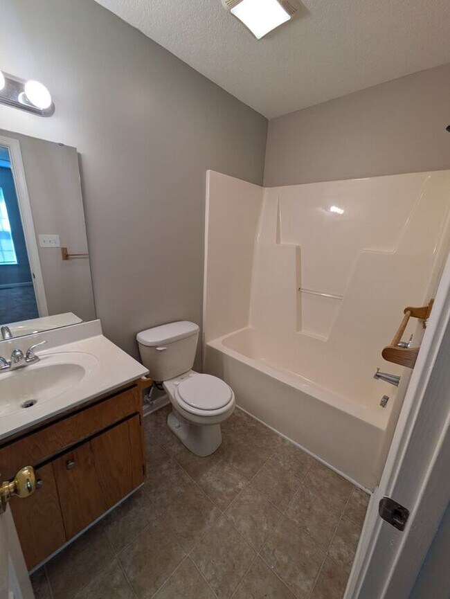 Building Photo - 3BD/2BA Unit in Hickory