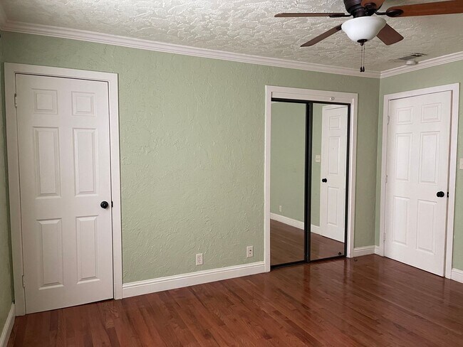 Building Photo - CHARMING 4 BED 2 BATH HOUSE NEAR DOWNTOWN