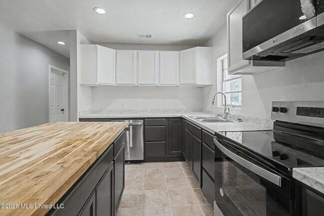 Building Photo - 3 bed close to D'Iberville!