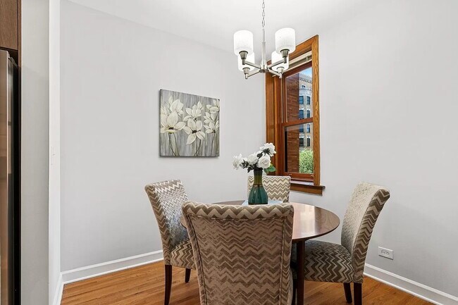 Building Photo - Chic 1-Bed Condo with Hardwood Floors in Prime Chicago Location!