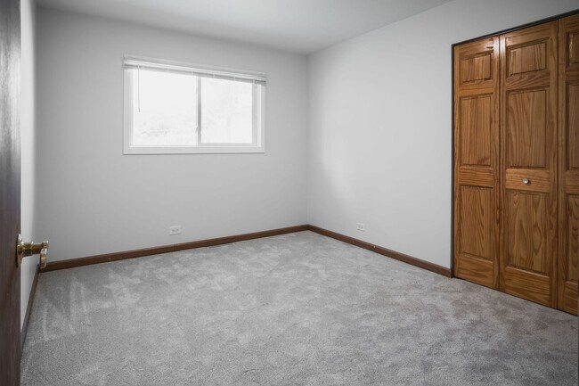 Building Photo - 4320 Bayview Dr