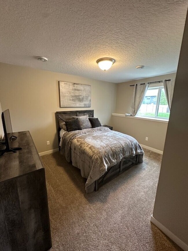 Building Photo - 5 bedrooms 3 bathrooms and a 3-car garage