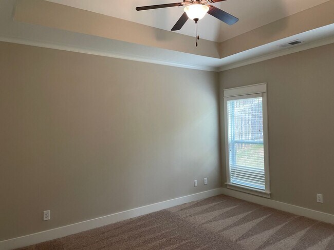 Building Photo - One level home with 2 Car Garage!