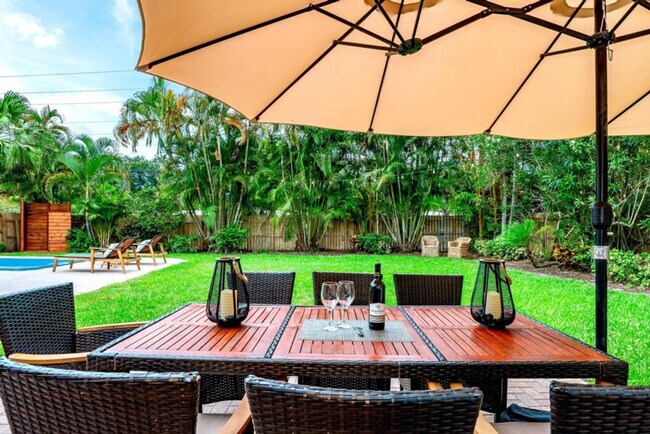 Building Photo - 830 SW 14th Ct