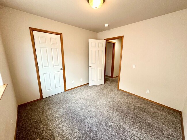 Building Photo - 4 Bed 2 Bath Home with Garage and Yard