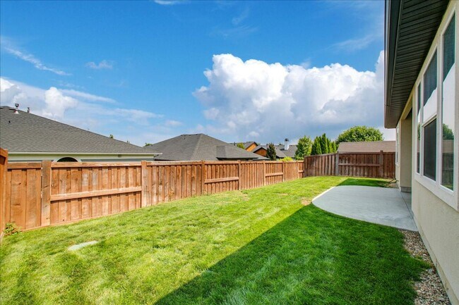 Building Photo - Beautiful Home in Desired Hazelwood Subdiv...
