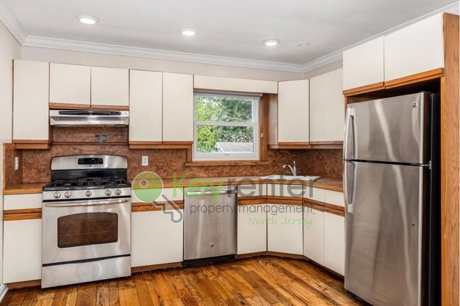 Building Photo - Spacious 4-Bedroom Home with Huge Fenced Y...