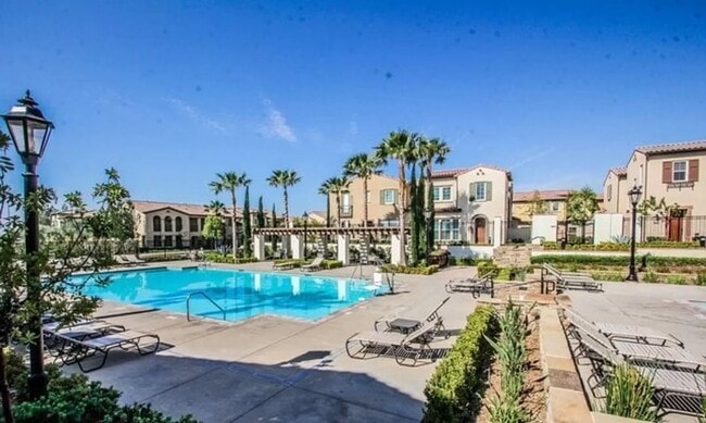 Building Photo - Luxurious 2 bed/ 2 bath townhouse in guard...