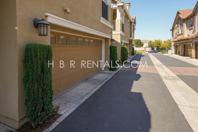 Building Photo - Cambridge Place - Charming 3-Bedroom with ...