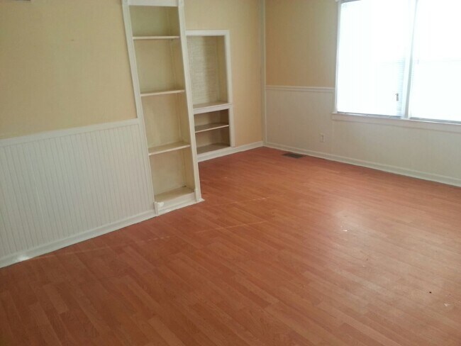Building Photo - 3207 N Bolton Ave