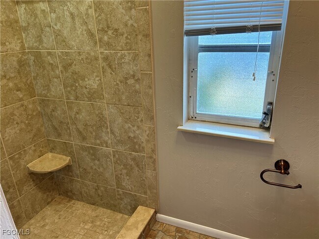 Building Photo - 717 SE 10th Ave