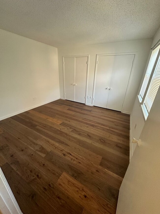 Building Photo - 2BD/1.5BA Townhouse located on the Germant...