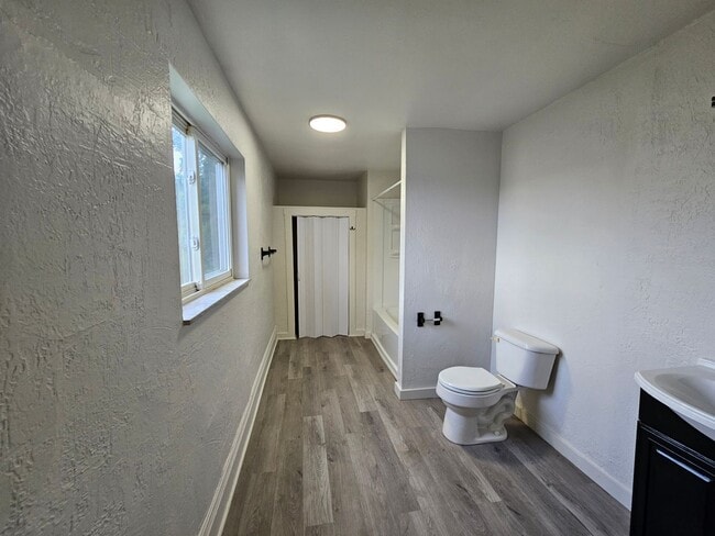 Building Photo - Newly updated 3 bedroom 2 bathroom home in...
