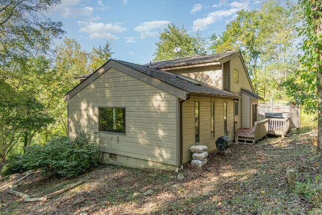 Building Photo - Stunning 4-Bedroom Home with 5 Full Baths + Hot Tub, Wooded Retreat