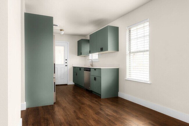 Building Photo - **Remodeled 2/1 Duplex in Southeast Austin – Modern Style, Open Layout, and Prime Location!**
