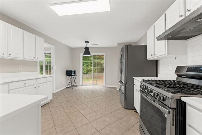 Building Photo - 370 Manor Glen Dr