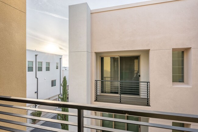 Building Photo - 216 Paramount