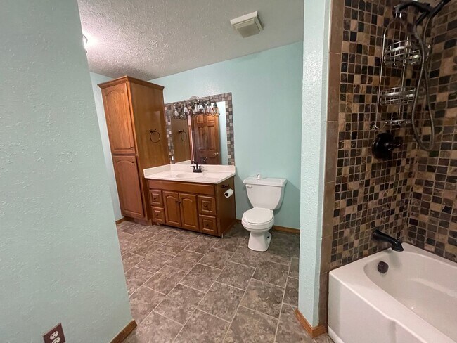 Building Photo - Beautiful 4 bedroom 4 bath 2 car garage - ...