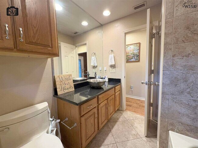 Building Photo - 4801 Shenandoah Dr