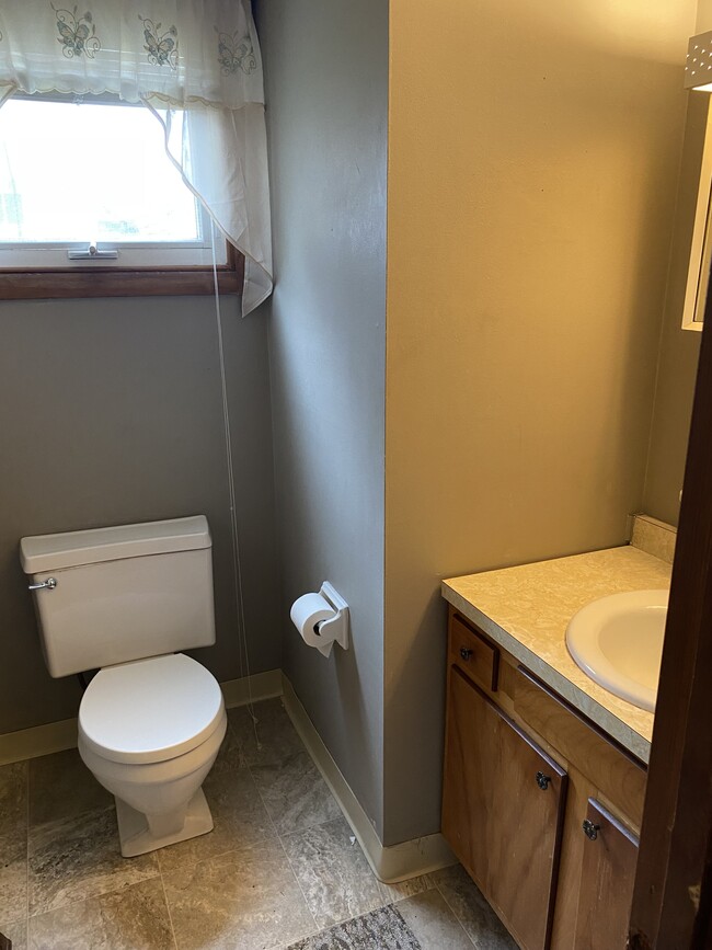 Half Bath - 4056 Harwood Ave