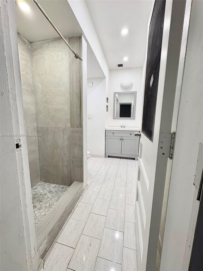 Building Photo - 1332 NE 177th St