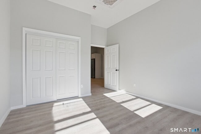 Building Photo - 215-219 Bank St