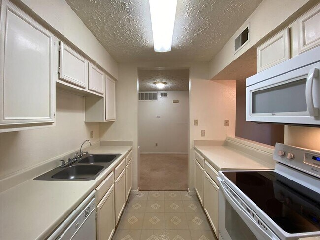 Building Photo - 10555 Turtlewood Ct