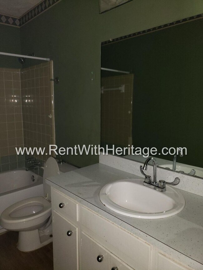 Building Photo - GREAT HOME / 3 BEDROOMS AND BONUS ROOM / GREAT LOCATION /  PRIVATE FENCED YARD