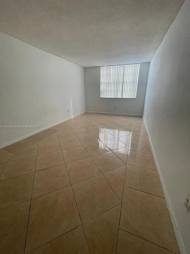 Building Photo - 494 NW 165th St