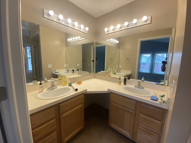 Building Photo - 3074 Ailsa Craig