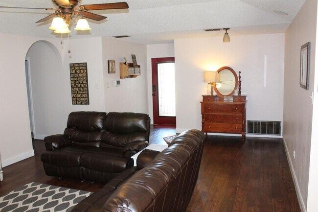 Building Photo - Available JULY 1st! Beautiful clean open concept home!