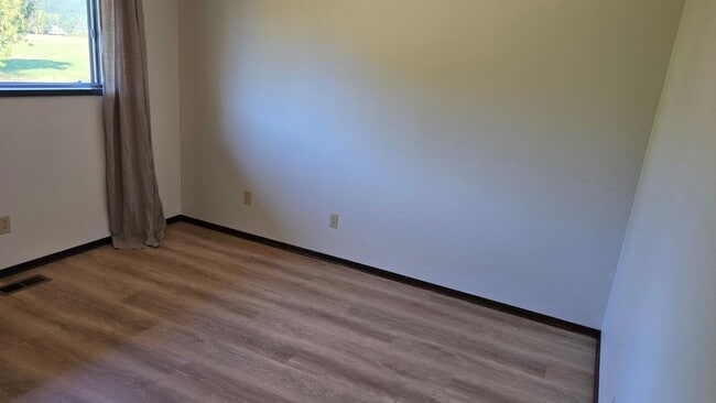 Building Photo - Beautiful 3 Bedroom Home on Acreage