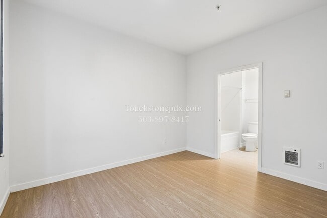Building Photo - Ground-Level Modern Apartment at Bradley Commons!