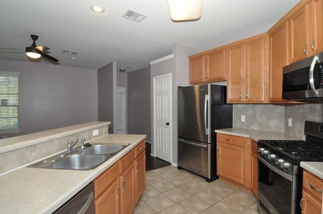 Building Photo - All appliances included! Gated lock and leave condo community in North Austin