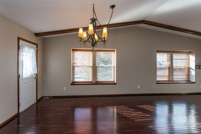 Building Photo - 7673 Safari Cir