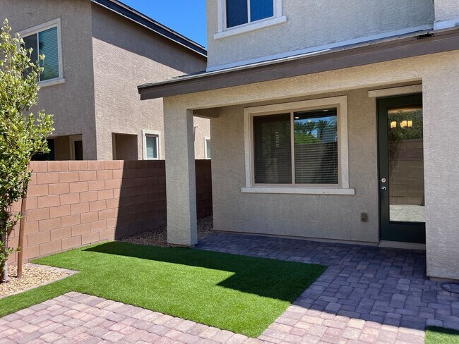 Building Photo - 3 Bedroom Single Family home - Gated community