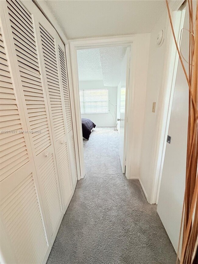 Building Photo - 4020 W Palm Aire Dr