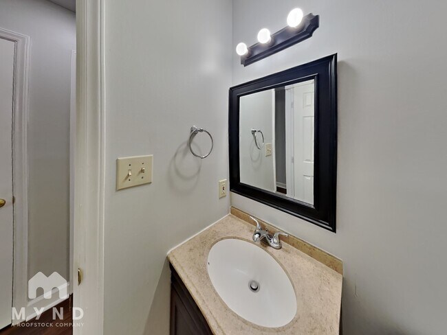 Building Photo - 1213 Shakentown St