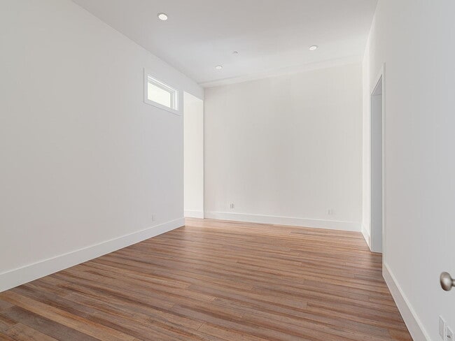 Building Photo - "Charming 2-Bed, 2-Bath Retreat in Prime Downtown Greenwich Location!"