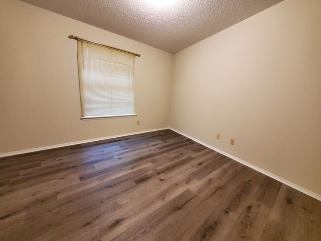 Building Photo - Nice family 3 bedroom and 2 bath home in a...