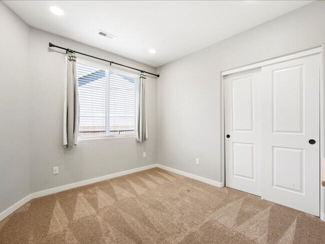 Building Photo - 617 Esperanza Ct