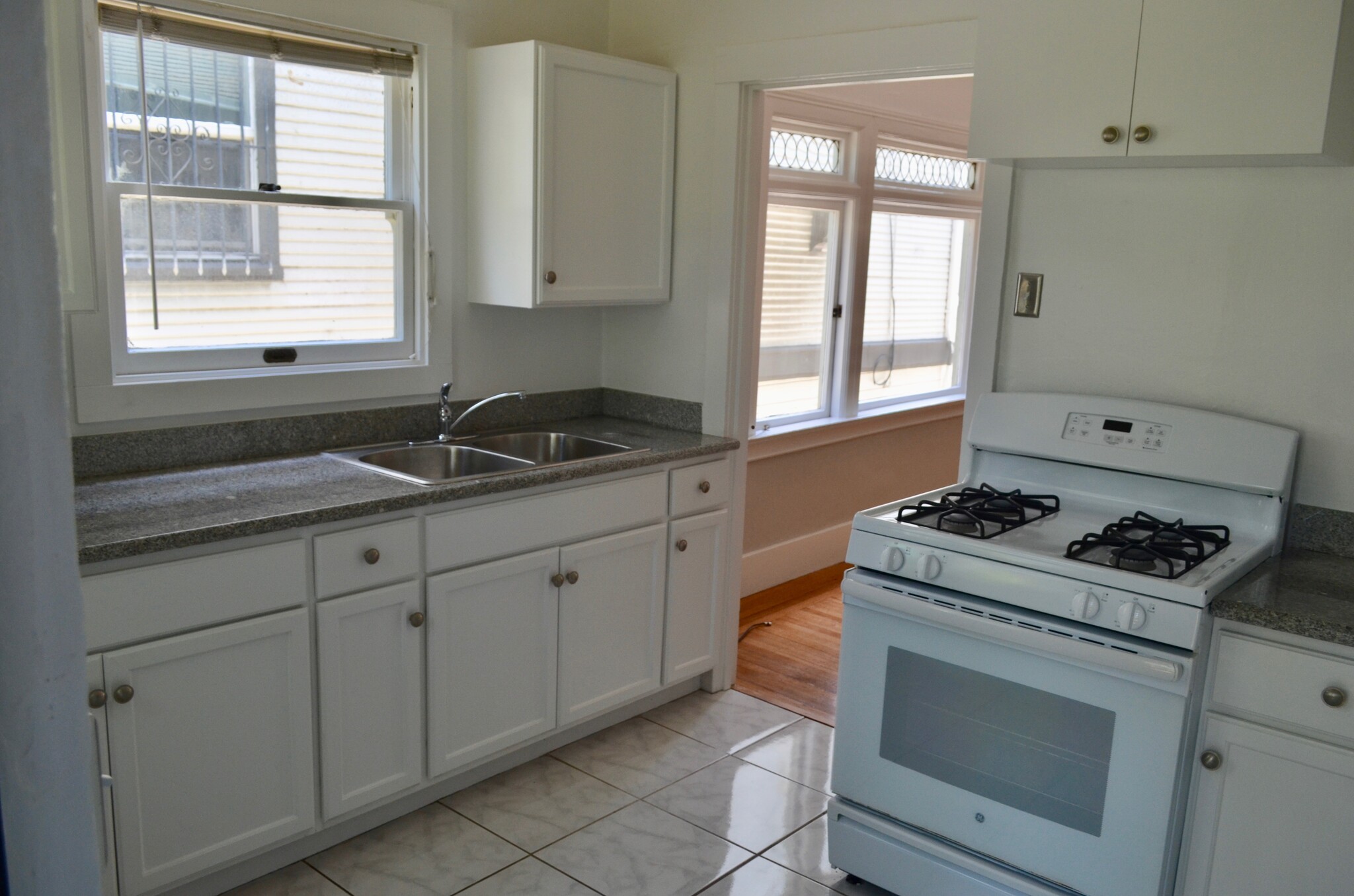 kitchen has granite countertops and gas stove - 568 Merrimac St