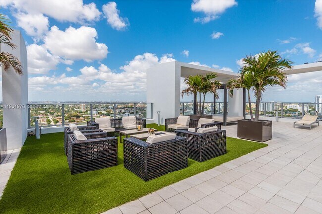 Building Photo - 1010 SW 2nd Ave