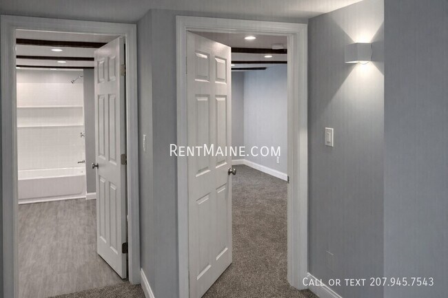 Building Photo - 492 Main St