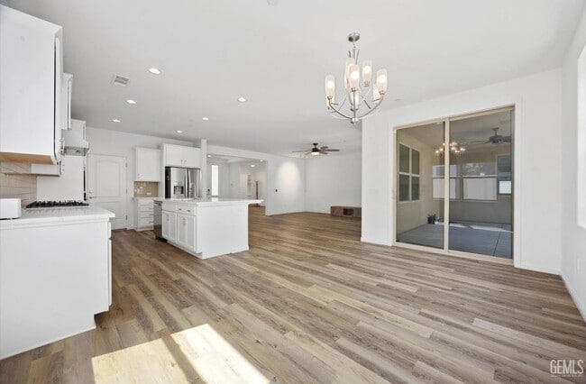 Building Photo - 13600 Pixton Ave