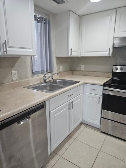 Building Photo - 1503 SE Royal Green Cir