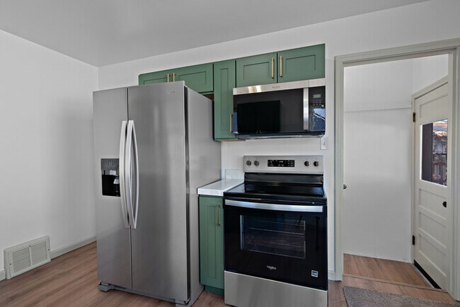 Building Photo - 840 W Montague Ave