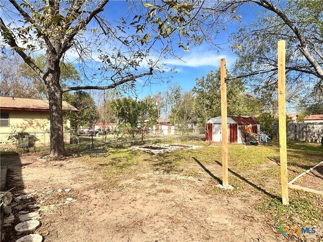 Building Photo - 421 Broadway St