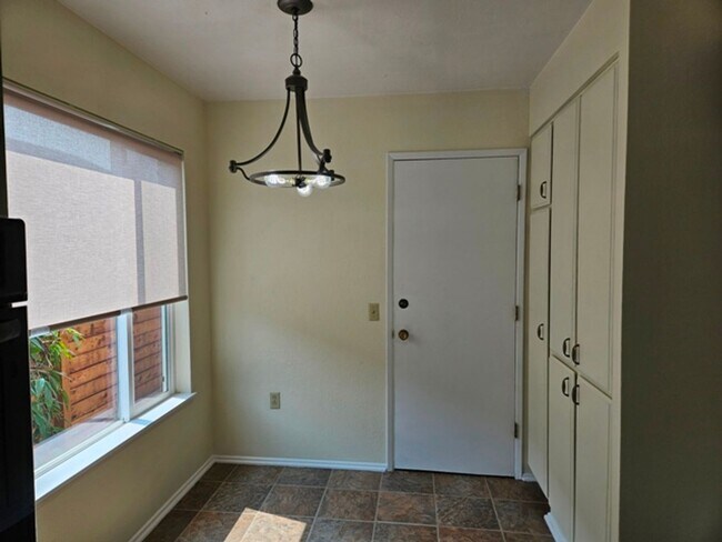 Building Photo - 2Bd/2Ba Single Story Home - Available to View!
